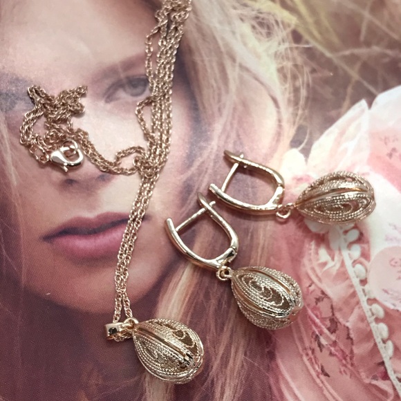 Rose Gold Plated Set of Earrings and Necklace - Picture 2 of 5